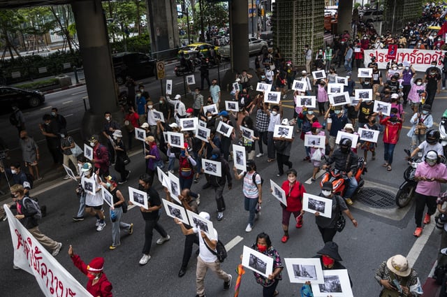 Protesters are seen marching toward the Royal Thai Police Headquarters on August 17, 2021 in Bangkok, Thailand. Photo by Sirachai Arunrugstichai/Getty Images)