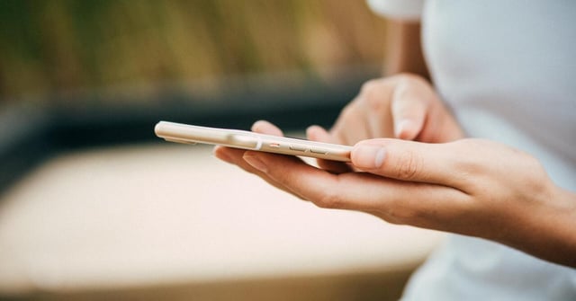 Hands holding a cellphone