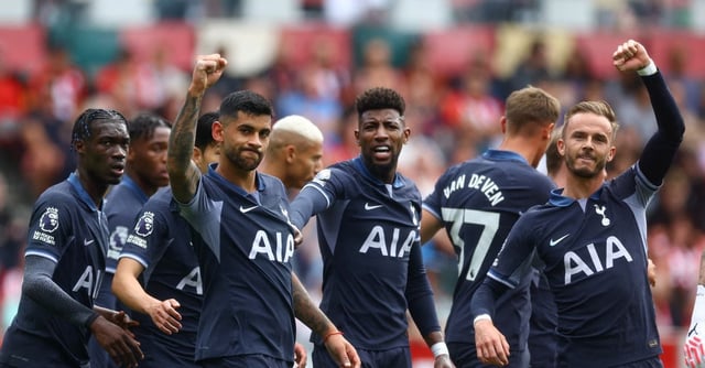 Soccer Football - Premier League - Brentford v Tottenham Hotspur - Brentford Community Stadium, London, Britain - August 13, 2023 Tottenham Hotspur's Cristian Romero celebrates scoring their first goal with teammates Action Images via Reuters/Paul Childs 