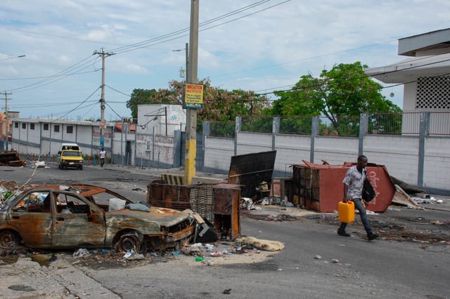 People flee their neighborhoods after after armed gangs terrorized the Delmas 24 and Solino areas on the night of May 1, in Port-au-Prince, Haiti, May 2 ,2024. Haiti's transitional ruling council, which is leading the Caribbean nation amid a wave of gang violence, chose politician Edgard Leblanc Fils as its head on April 30, 2024. Announcement of the selection comes after the long-awaited council was sworn in last week, marking a step forward in restoring functional government. (Photo by Clarens SIFFROY / AFP)