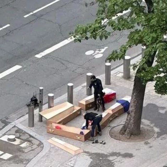Five coffins appeared near the Eiffel Tower. They are suspected to be connected to Russia.