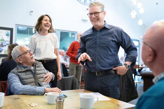 Labour Party leader Sir Keir Starmer and shadow work and pensions secretary, Liz Kendall meet pensioners to talk about the impact of the energy crisis and cost of living during a visit to the Bridge Cafe in Bolton. Photo: PA Images / Alamy