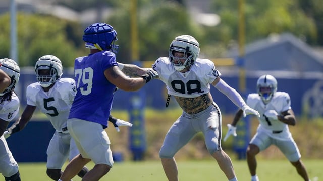Raiders defensive end Maxx Crosby (98) battles Rams offensive tackle Rob Havenstein (79) during a joint practice Wednesday.