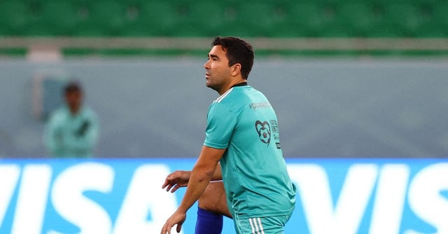 Soccer Football - FIFA World Cup Qatar 2022 - Workers and FIFA Legends Friendly match - Al Thumama Stadium, Doha, Qatar - December 12, 2022  Former Portugal player Deco warms up before the match REUTERS/Ibraheem Al Omari/File Photo