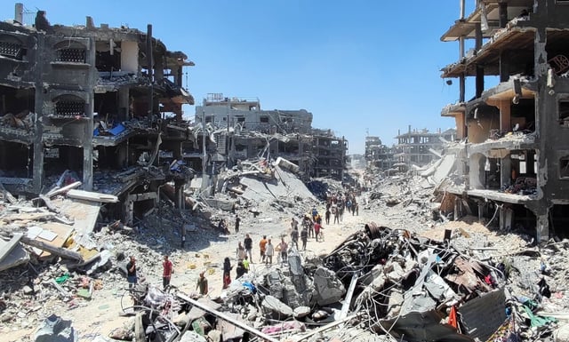Palestinians return to their homes following the withdrawal of the Israeli army from the Jabalia area in the northern Gaza Strip, where ground attacks continued. Photo: dpa