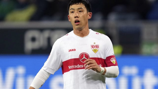 FILE - Stuttgart's Wataru Endo during the German Bundesliga soccer match between TSG 1899 Hoffenheim and VfB Stuttgart in Sinsheim, Germany, Tuesday, Jan. 24, 2023. Japanese midfielder Wataru Endo has been given Stuttgart's approval to travel to England for transfer talks and a medical examination at Liverpool, Stuttgart coach Sebastian Hoeness confirmed Thursday, Aug. 17, 2023. (AP Photo/Michael Probst, File)
