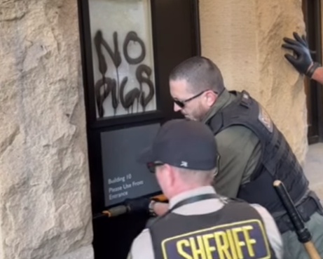 Police attempt to enter barricaded administrative building at Stanford (Instagram/@liberatestanford)