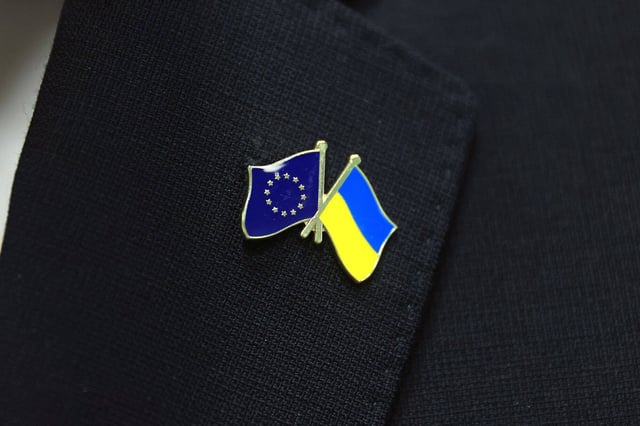 An attendee of the Ukraine Recovery Conference in Berlin, Germany wears an EU and Ukraine flag lapel pin badge, on June 12. Photo: Bloomberg