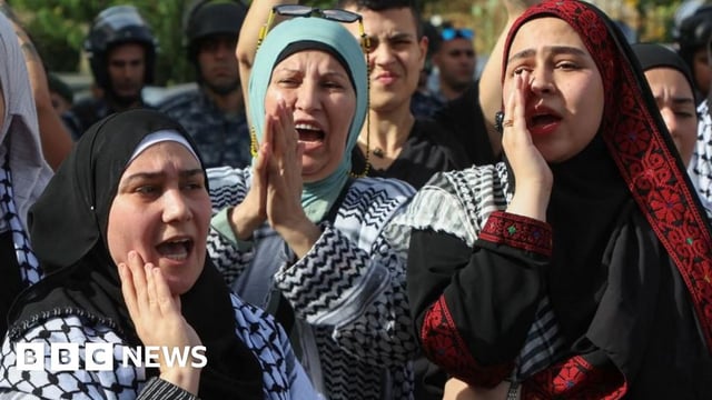 Demonstrators in Beirut chant slogans during a protest in support of Palestinians in Gaza (27/05/24)