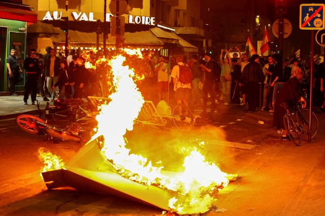 A barricade burns as protesters demonstrate against the French far-right Rassemblement National (National Rally - RN) party, following partial results in the first round of the early 2024 legislative elections, at the Place de la Republique in Paris, France, July 1, 2024. REUTERS/Fabrizio Bensch
     TPX IMAGES OF THE DAY     