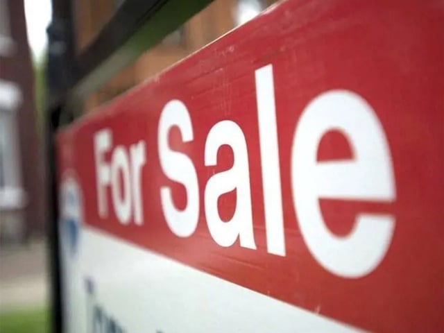 Home sales in Canada, especially in the markets of Toronto and Vancouver, slumped in the second quarter, though prices rose 1.9%, a report from Royal LePage found.