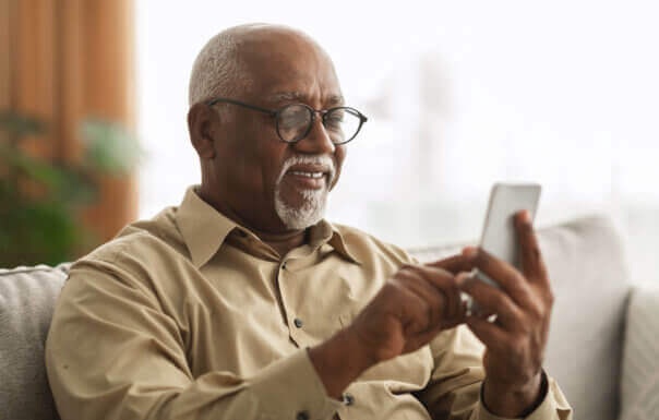 Older man using a smartphone (© Prostock-studio - stock.adobe.com)