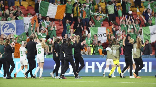 Ireland's team walk to fans after the Women's World Cup Group B soccer match between Ireland and Nigeria in Brisbane, Australia, Monday, July 31, 2023. (AP Photo/Tertius Pickard)