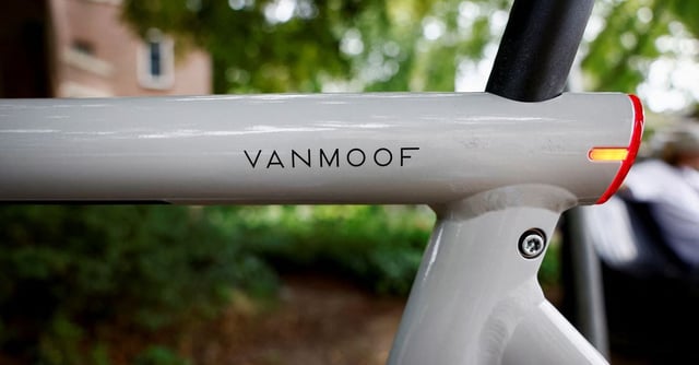 The logo of e-bike maker VanMoof is seen on a bicycle in Amsterdam, Netherlands August 17, 2023. REUTERS/Piroschka van de Wouw