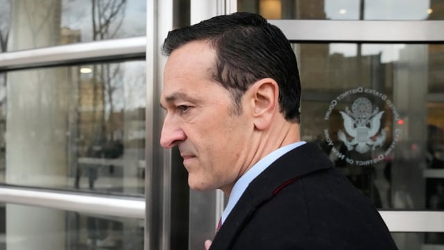 Former 21st Century Fox executive Hernan Lopez arrives to Federal court in Brooklyn, Tuesday, Jan. 17, 2023, in New York. (AP Photo/John Minchillo)