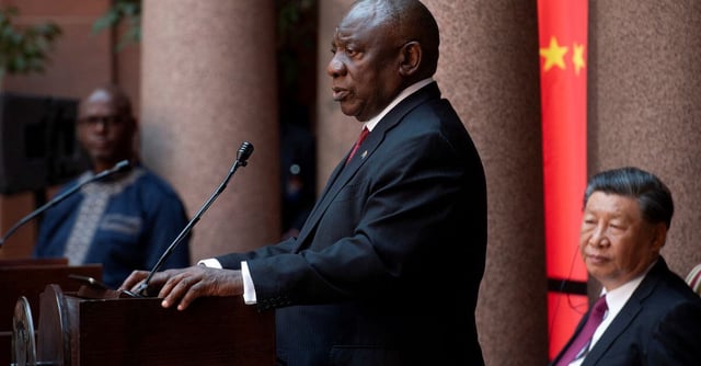 South Africa's President Cyril Ramaphosa speaks, as China's President Xi Jinping listens, at the Union Buildings ahead of the opening remarks of the BRICS emerging economies meeting, in Pretoria, South Africa August 22, 2023. REUTERS/Alet Pretorius/File Photo