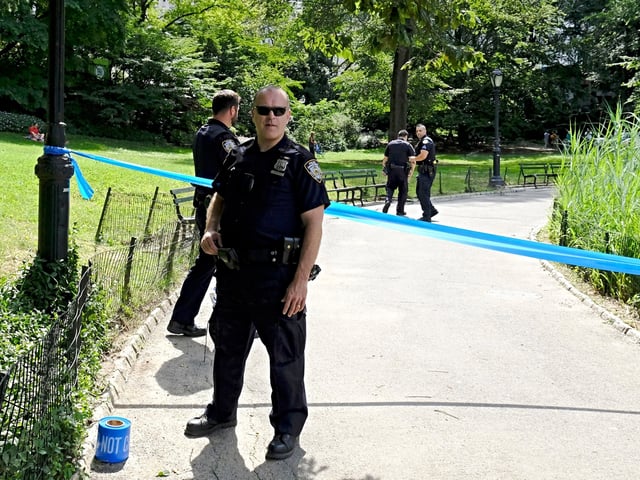 NYPD Central Park Precinct Officers partially block an Central Park walkway near Fifth Avenue and the Plaza Hotel. (Luiz C. Ribeiro for New York Daily News)