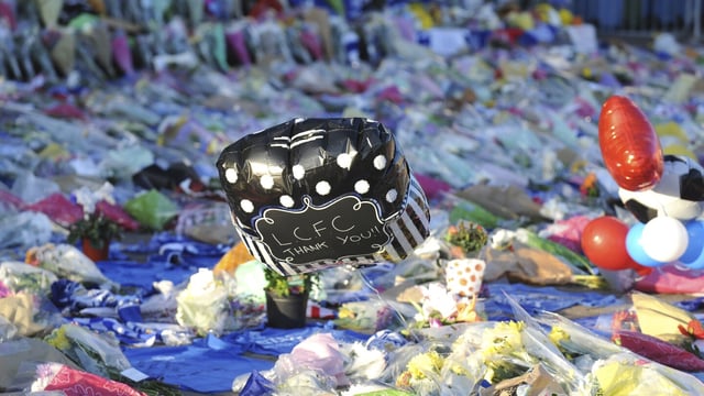 CORRECTS DATE OF INQUIRY ANNOUNCEMENT TO WEDNESDAY, SEPT. 6, 2023 FILE - Tributes are placed outside Leicester City Football Club, Leicester, England, Oct. 29, 2018, after a helicopter crashed in flames Saturday. A damaged tail rotor was to blame for a helicopter crash that killed Vichai Srivaddhanaprabha, the owner of English soccer club Leicester, and four others in 2018, an accident inquiry said Wednesday, Sept. 6, 2023. (AP Photo/Rui Vieira, File)