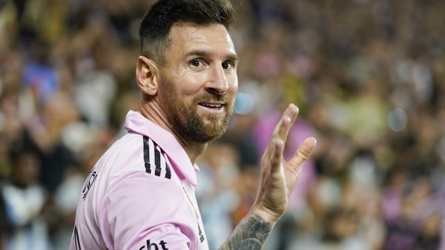 Inter Miami forward Lionel Messi waves to the crowd during the second half of an MLS soccer match against Los Angeles FC, Sunday, Sept. 3, 2023, in Los Angeles. (AP Photo/Ryan Sun)