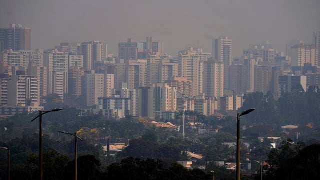 Smoke stemming from nearby wildfires and dry weather covers the Aguas Claras neighborhood of Brasilia, Brazil, August 25, 2024 (AP photo by Eraldo Peres).