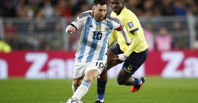 Soccer Football - World Cup - South American Qualifiers - Argentina v Ecuador - Estadio Mas Monumental, Buenos Aires, Argentina - September 7, 2023 Argentina's Lionel Messi in action with Ecuador's William Pacho REUTERS/Agustin Marcarian