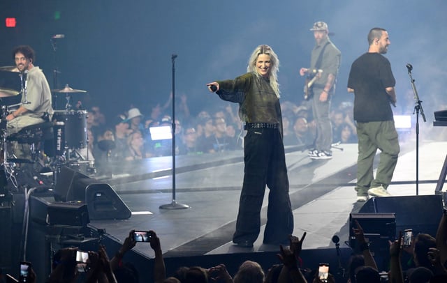 Linkin Park perform live. Credit: Timothy Norris/Getty Image