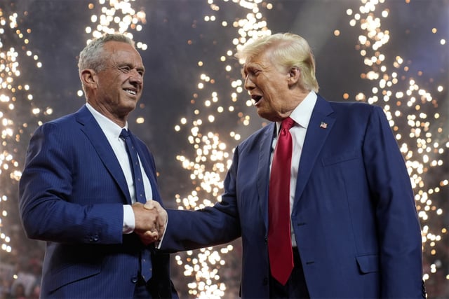 El candidato presidencial republicano Donald Trump estrecha la mano del candidato presidencial independiente Robert F. Kennedy Jr. en un acto de campaña en el Desert Diamond Arena, el viernes 23 de agosto de 2024, en Glendale, Arizona. (Evan Vucci / AP).