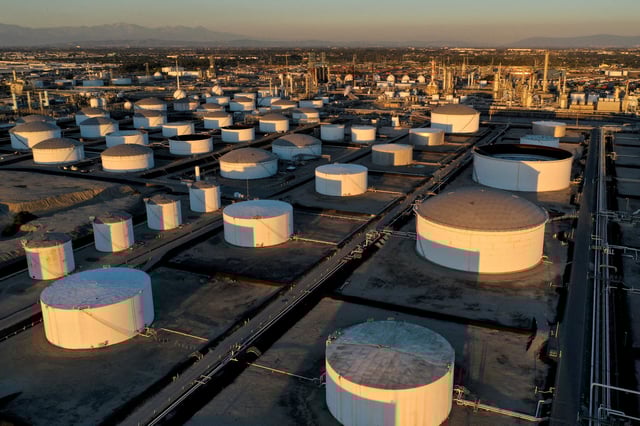 Storage tanks are seen at Marathon Petroleum's Los Angeles Refinery, which processes domestic & imported crude oil in Carson, California, U.S., March 11, 2022. REUTERS/Bing Guan/File Photo