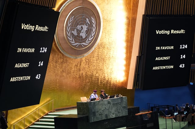 The voting screen at the U.N., showing 124 "in favour", 14 "against", and 43 in "abtenstion"