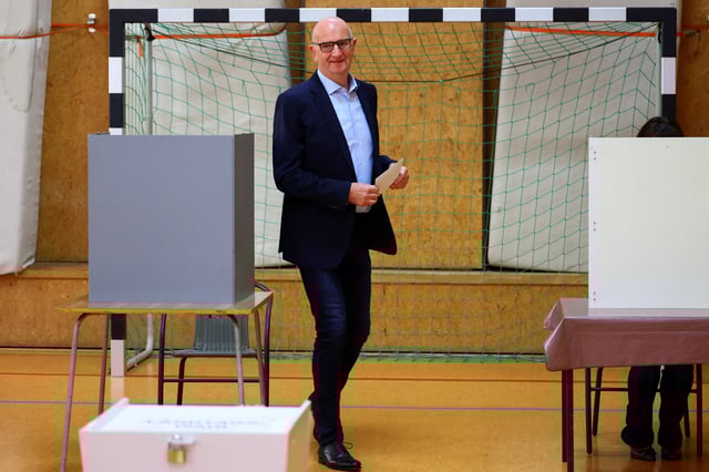 Dietmar Woidke, Brandenburg Premier and Social Democratic Party (SPD) top candidate for the Brandenburg state election votes in Forst, Germany, September 22, 2024. REUTERS/Fabrizio Bensch
