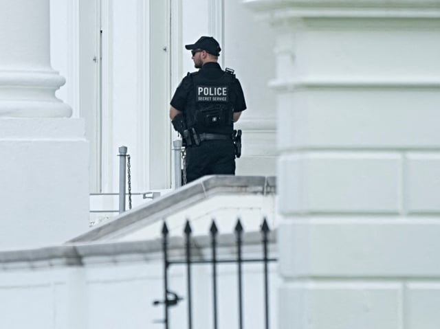 A member of the United States Secret Service stands watch at the White House in Washington, DC, on July 14, 2024, one day after an apparent assassination attemp against former US president and Republican presidential candidate Doanald Trump at a rally in Pennsylvania. (Photo by Chris Kleponis / AFP)