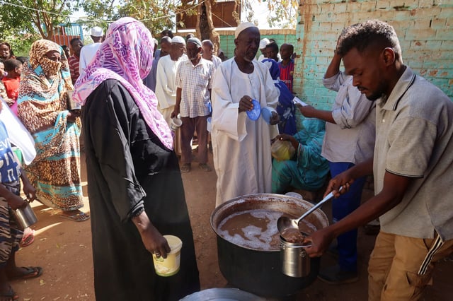 Volunteers distribute food to residents and displaced people in Omdurman, Sudan, March 8, 2024. REUTERS/El Tayeb Siddig/File Photo