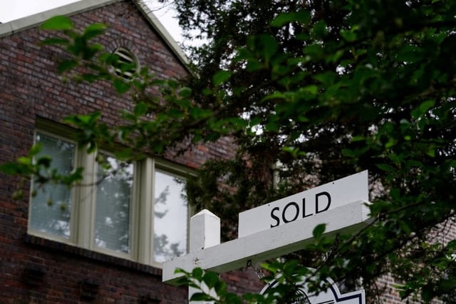 A "sold" sign is seen outside of a recently purchased home in Washington, U.S., July 7, 2022. REUTERS/Sarah Silbiger/File Photo